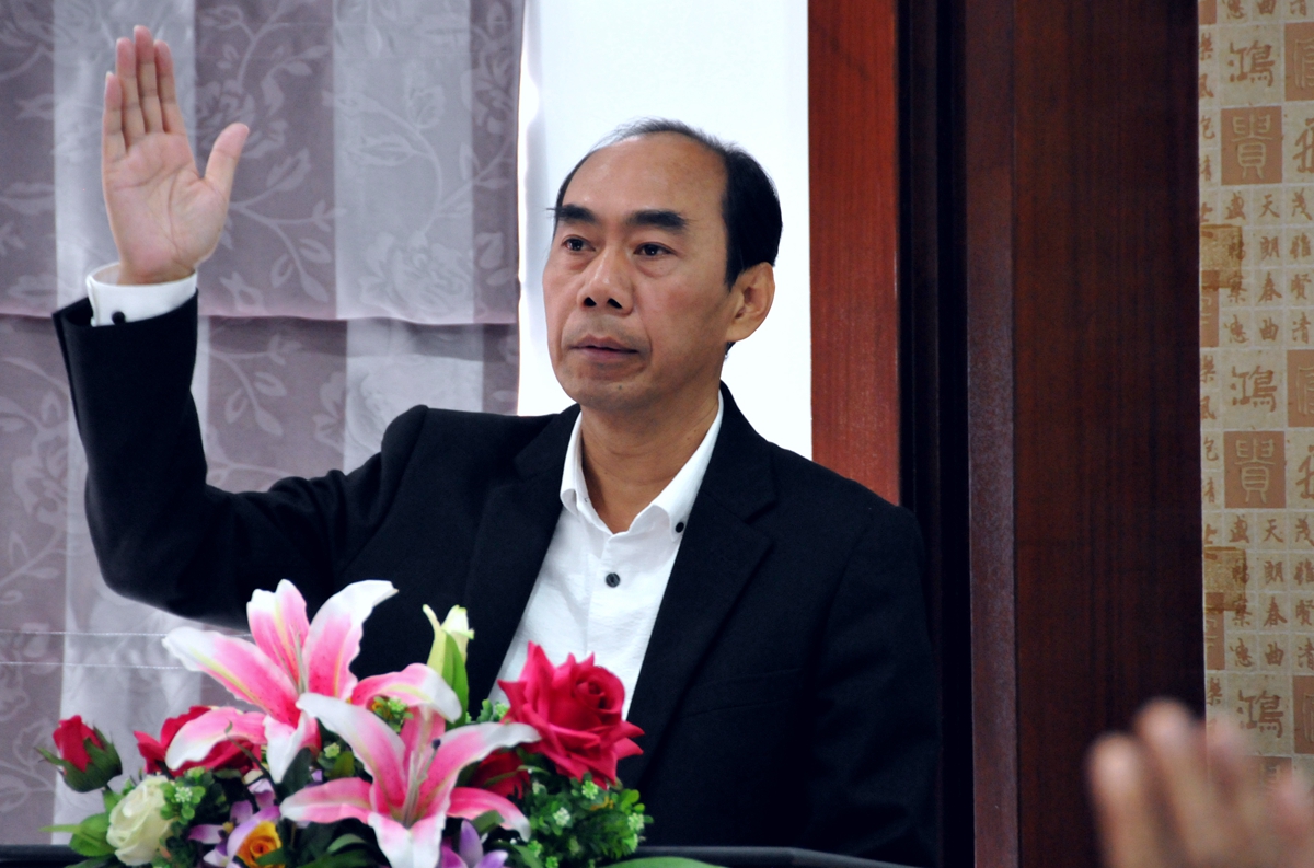 5.工会副主席叶耀成主持会议.JPG
