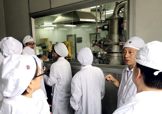 6专家们到生产车间实地考察.jpg