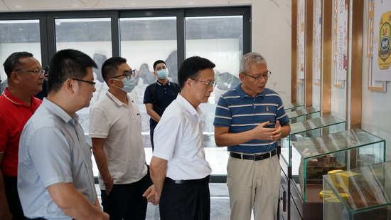 产品展厅参观.jpg